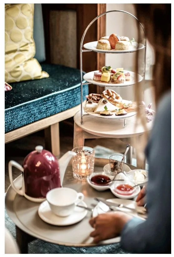 Townhouse Teatime mit Etagere, Scones, Fingersandwiches und Tee in der Lounge